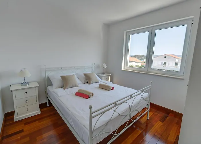In With Sea View And Pool Apartman Murter