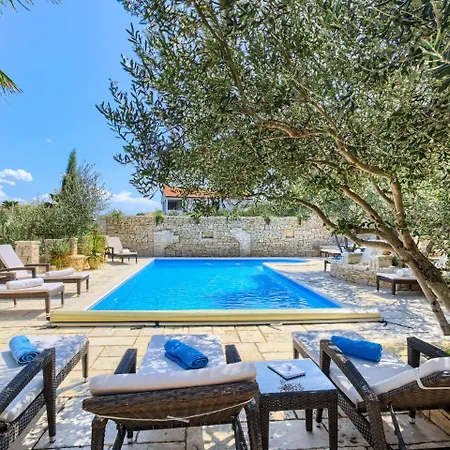 Apartmán In With Sea View And Pool Murter