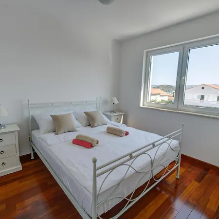 In With Sea View And Pool Apartmán Murter