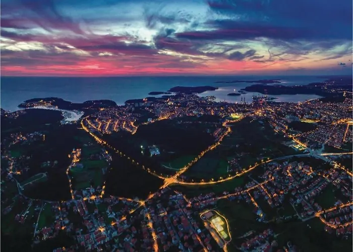 In With Sea View And Pool